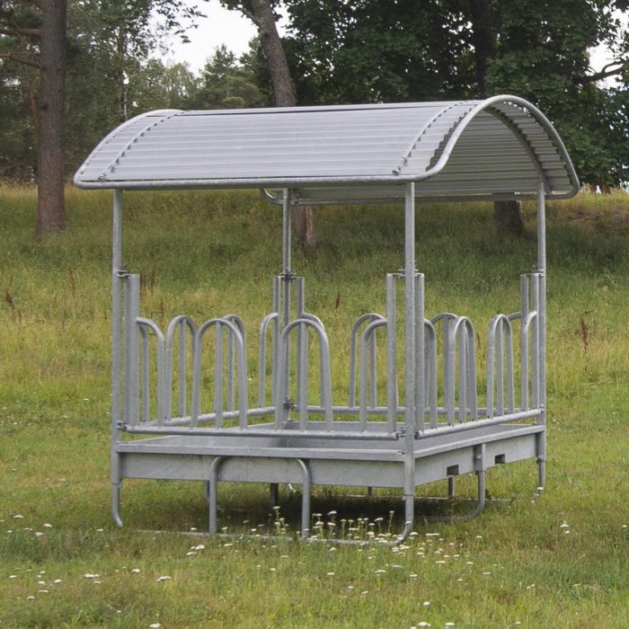 Feeder with tombstone railings, for cattle, 12 feed openings